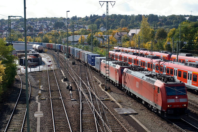 185 088 und Lok der Baureihe 185 bei km 16,0 (Oktober 2008)