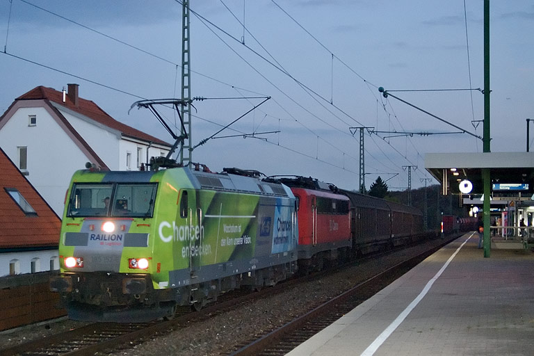 185 152 und Lok der Baureihe 140 mit FZT 56166 bei km 16,6 (Oktober 2008)