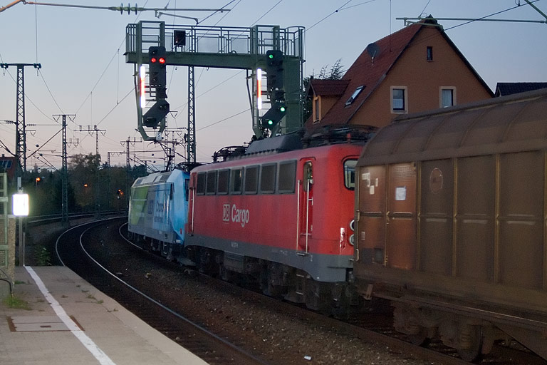 185 152 und Lok der Baureihe 140 mit FZT 56166 bei km 16,6 (Oktober 2008)