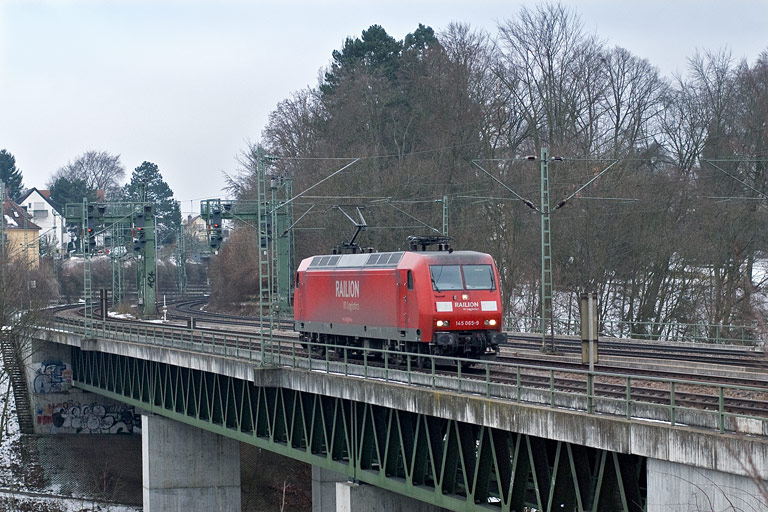 145 065 als Tfzf 69371 bei km 14,6 (März 2010)
