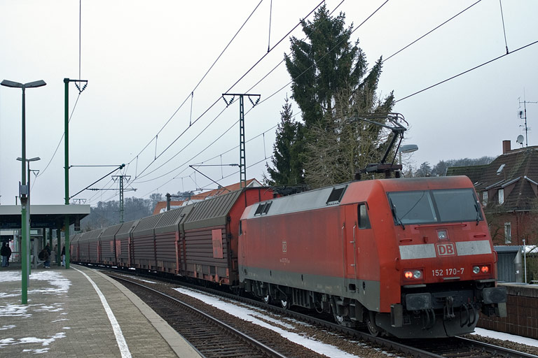 152 170 mit FZ 56165 bei km 16,8 (Februar 2010)