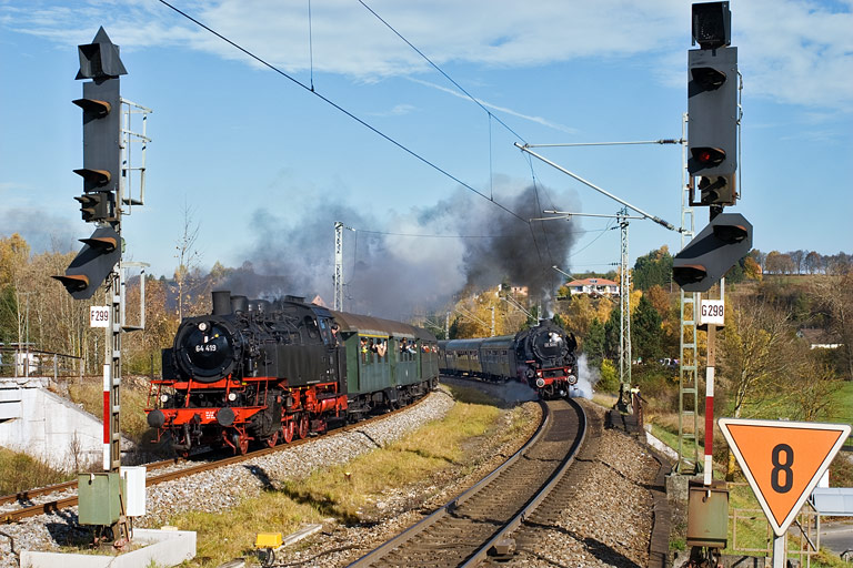 01 1066 und 64 419 bei Rottweil (Oktober 2010)