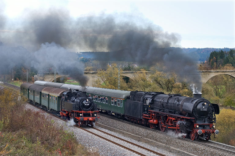 01 1066 und 64 419 bei Rottweil (Oktober 2010)