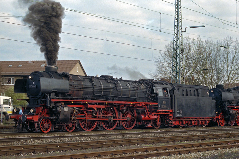01 1066 und 01 1100 in Stuttgart-M&uuml;nster (Dezember 1996)