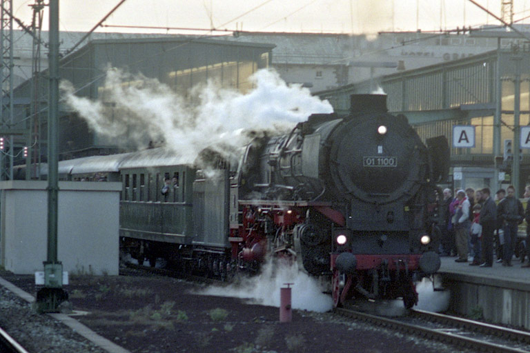 01 1100 in Stuttgart Hbf (März 1997)
