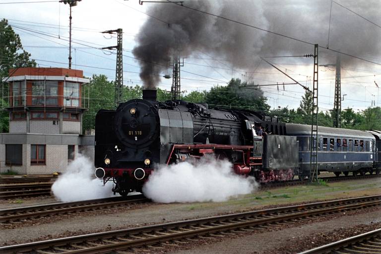 01 118 in Karlsruhe Hauptbahnhof (Mai 2002)