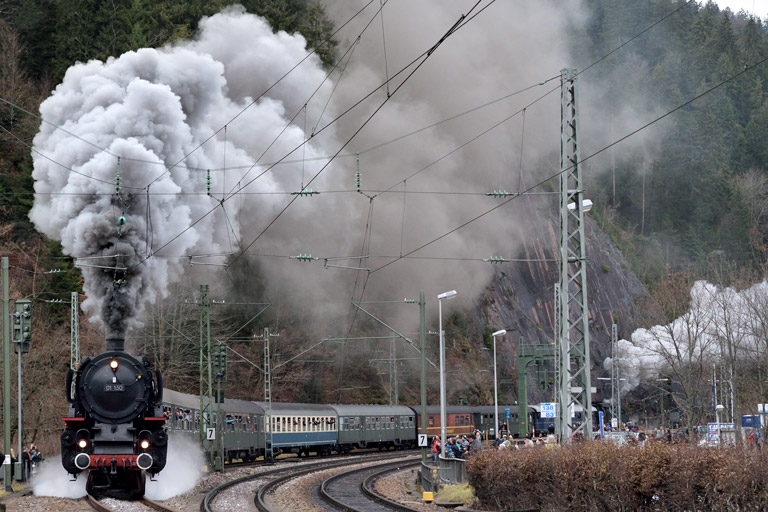 01 150 mit DPE 79442 in Triberg (Januar 2014)