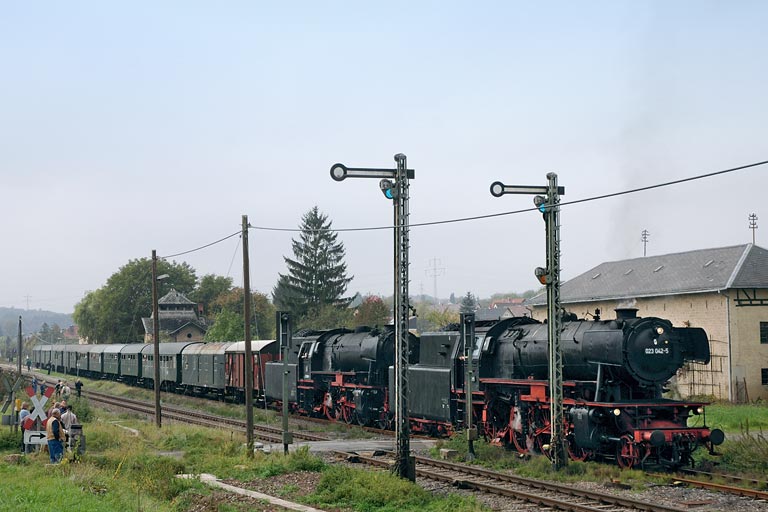 23 042 und 23 058 in Grombach (Oktober 2007)