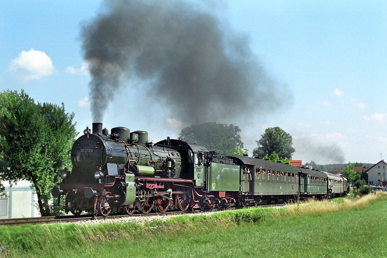 38 3199 und 52 7596 in Holzgerlingen (Juli 2003)