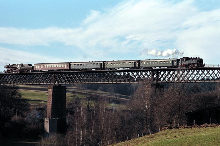 52 7596 und 64 289 bei Freudenstadt (Januar 1998)
