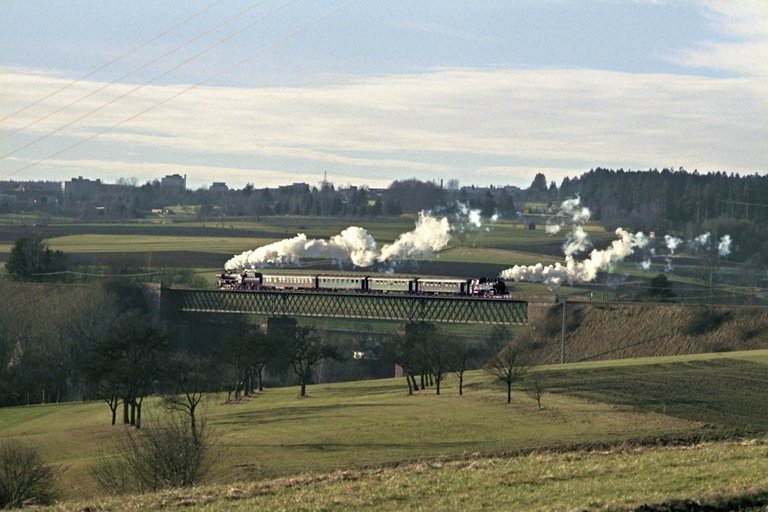 52 7596 und 64 289 bei Freudenstadt (Januar 1998)