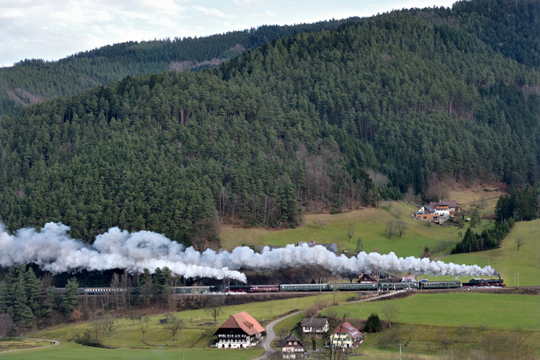 52 7596 mit DPE 79755 und 01 150 mit DPE 79442 bei Hornberg (Januar 2014)