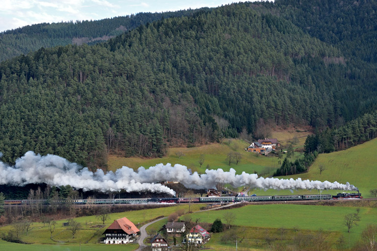 01 150 mit DPE 79442 und 52 7596 mit DPE 79755 bei Hornberg (Januar 2014)