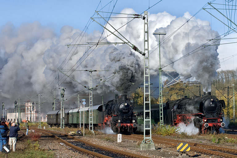 01 1066 und 58 311 in Rottweil (November 2008)
