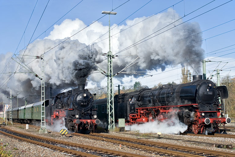 58 311 und 01 1066 in Rottweil (November 2008)
