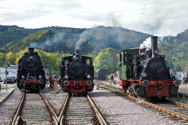 58 311, Lok 20 und Lok 28 in Ottenh&ouml;fen (Oktober 2008)