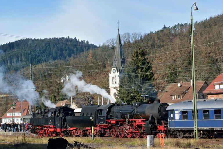 64 419 und 52 7596 in Hausach (Januar 2014)