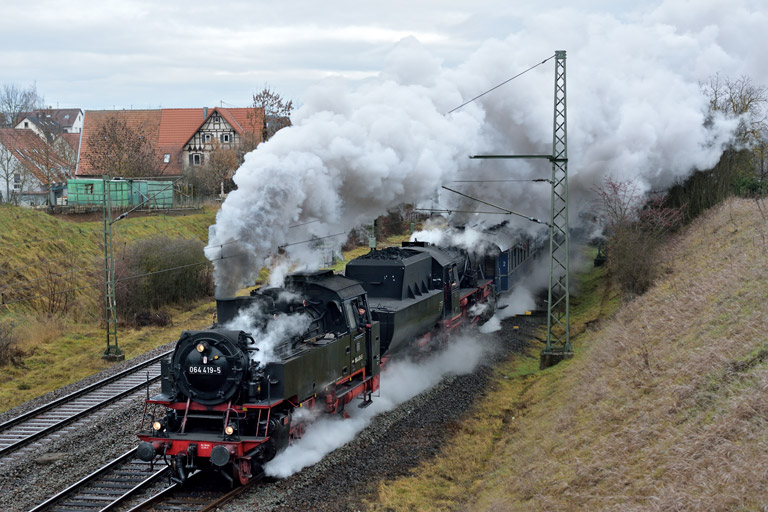 64 419 und 52 7596 mit DPE 79440 in Bondorf (Januar 2014)