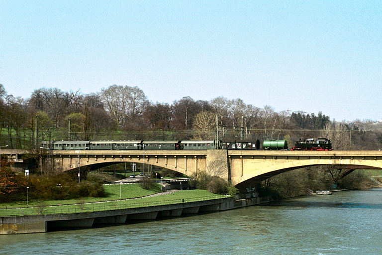 64 419 in Stuttgart-Bad Cannstatt (April 2005)