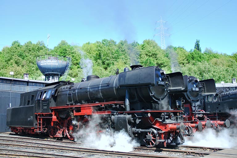 23 023 und 65 018 in Bochum-Dahlhausen (April 2007)