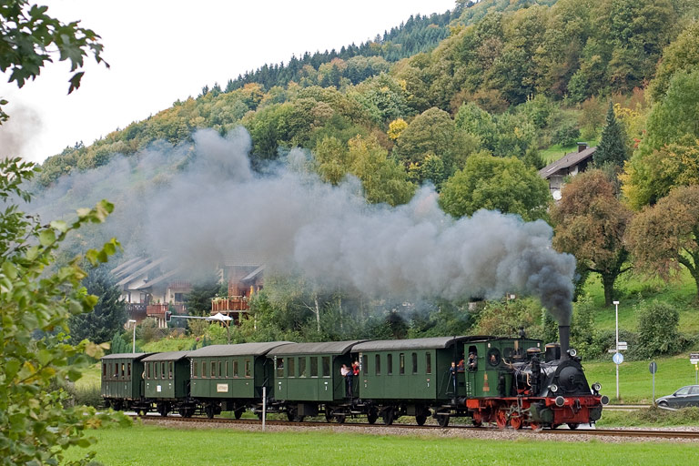 Achert&auml;ler-Eisenbahnverein Lok 28 bei Furschenbach (Oktober 2008)