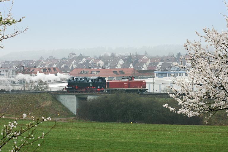 86 333 (mit V 100 1041) bei Magstadt (M&auml;rz 2007)