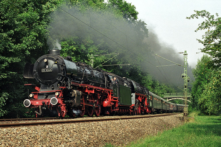 01 1066 und 01 509 in Stuttgart-Heslach (August 2003)