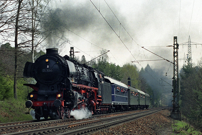 01 1066 bei Stuttgart-Rohr (April 2003)