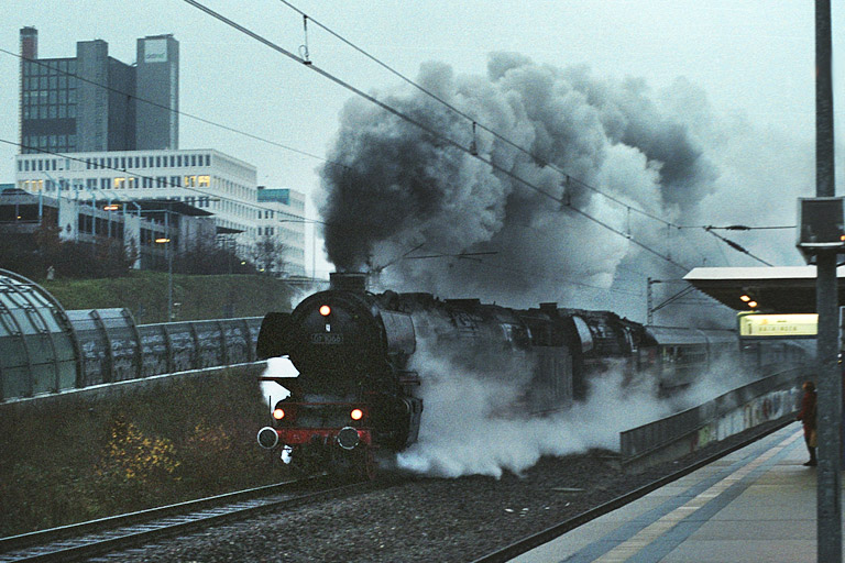 01 1066 und 01 509 in Stuttgart-Vaihingen (Dezember 2003)
