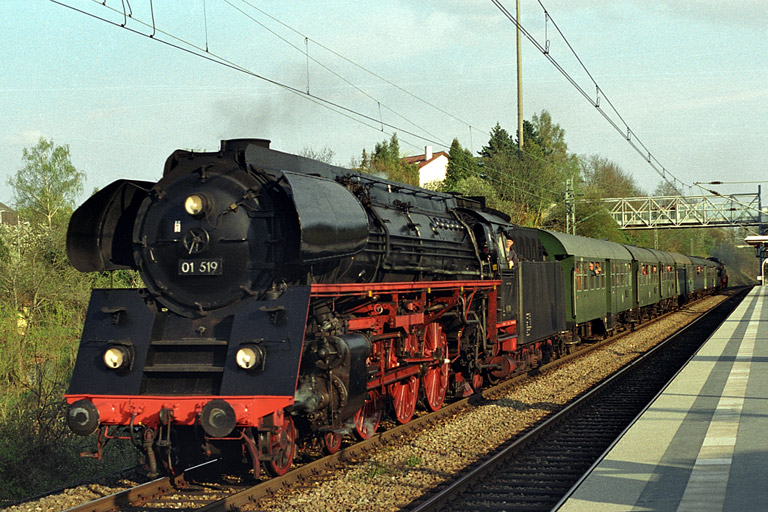 01 519 und 52 7596 bei Stuttgart-Vaihingen (April 2003)
