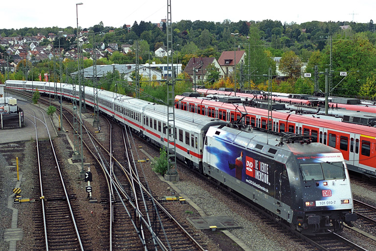 101 010 mit ICE-Ersatzzug bei km 16,0 (Oktober 2003)