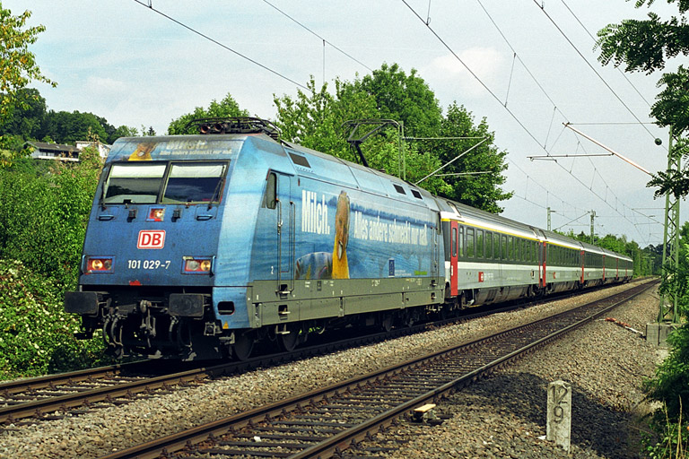 101 029 mit IC 381 bei km 12,8 (September 2003)