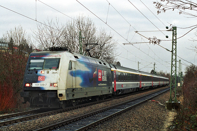101 029 mit IC 381 bei km 12,8 (Dezember 2003)