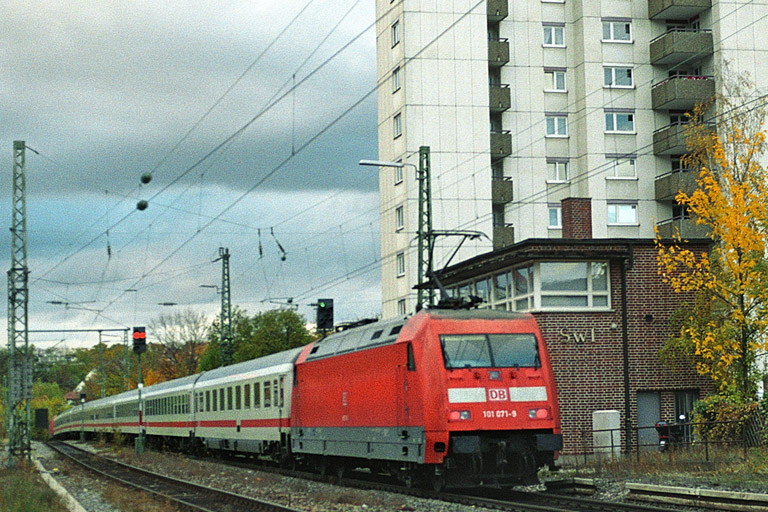 101 071 mit ICE-Ersatzzug bei km 8,6 (November 2003)