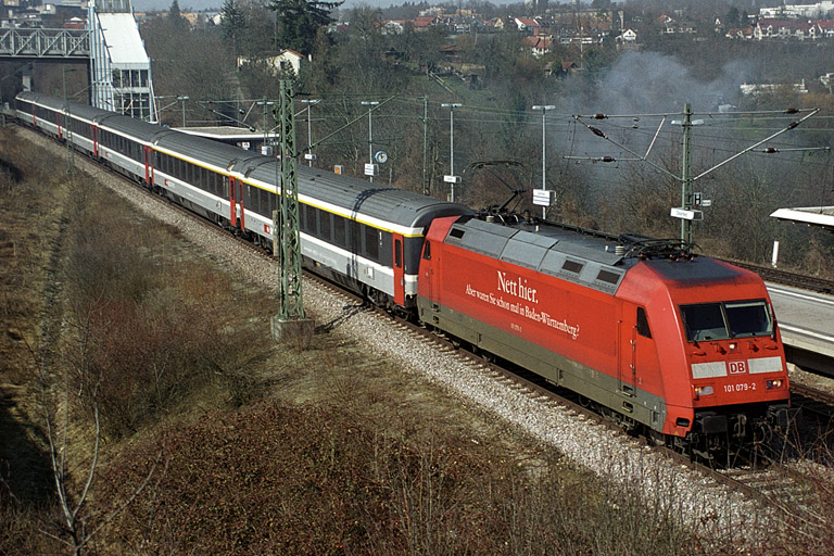 101 079 mit IC 381 bei km 14,2 (M&auml;rz 2003)