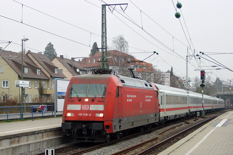 101 119 mit ICE-Ersatzzug bei km 15,6 (Dezember 2003)