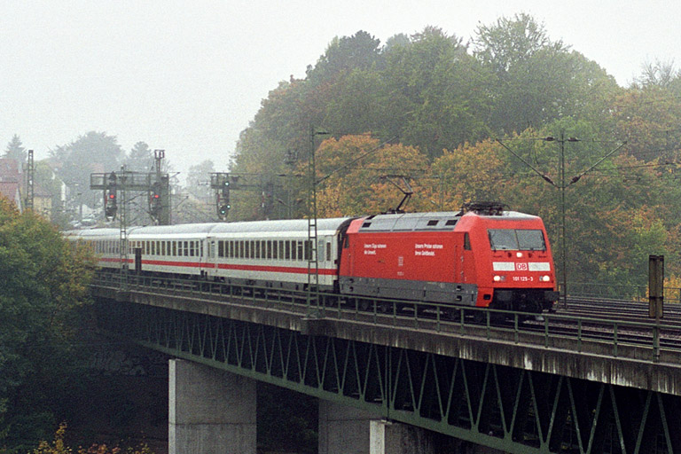 101 125 mit ICE-Ersatzzug bei km 14,6 (Oktober 2003)