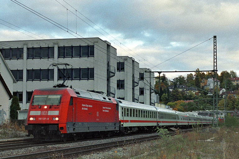 101 137 mit ICE-Ersatzzug bei km 8,6 (November 2003)