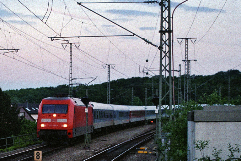 101 059 mit IR 2380 bei km 16,8 (Mai 1999)