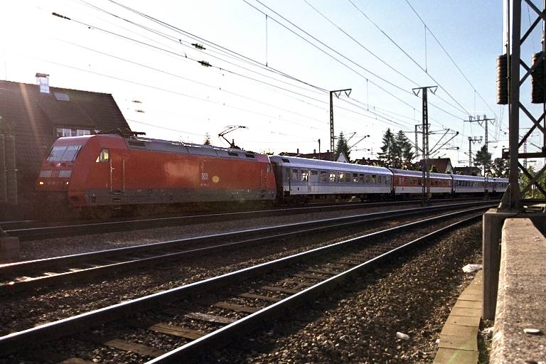 Lok der Baureihe 101 mit IR 2789 bei km 16,4 (Juni 2000)