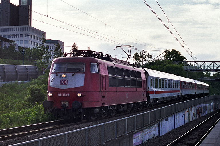 103 122 mit IR 2789 bei km 14,2 (Mai 2002)
