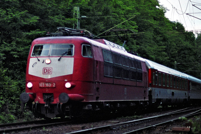 103 163 mit IR 2789 bei km 18,2 (August 2001)