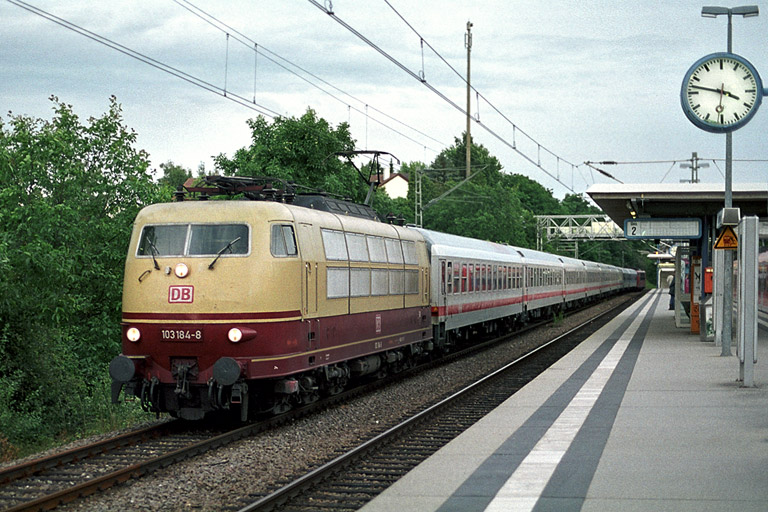 103 184 und 103 221 mit Leerzug aus Cisalpino-Ersatzzug (Juli 2002)