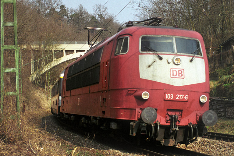 103 217 als weitere neurote Vertreterin der Baureihe 103 (März 2003)