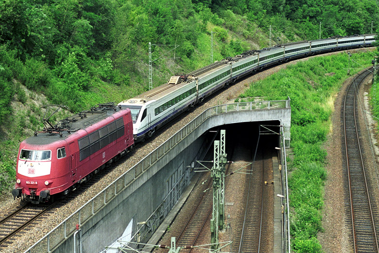 103 221 mit Cisalpino Baureihe ETR 470 (Juli 2002)