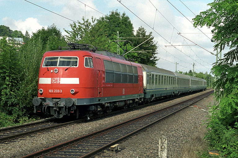 103 233 mit Cisalpino-Ersatzzug (August 2002)