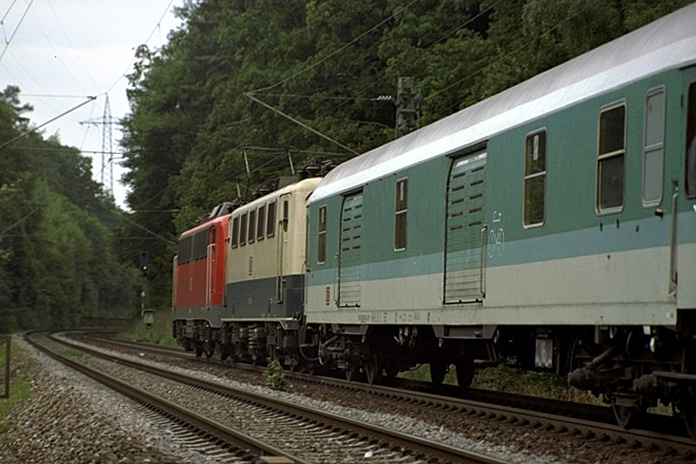 110 184 und Lok der BR 141 bei km 18,6 (August 1999)