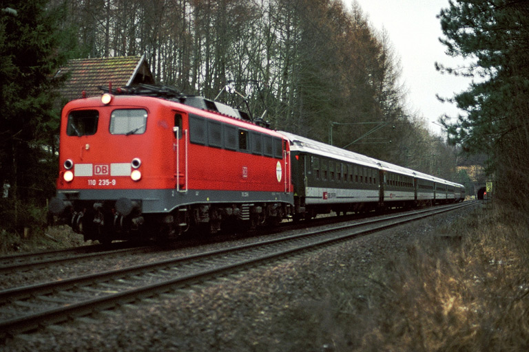 110 235 mit Cisalpino-Ersatzzug (Februar 2002)