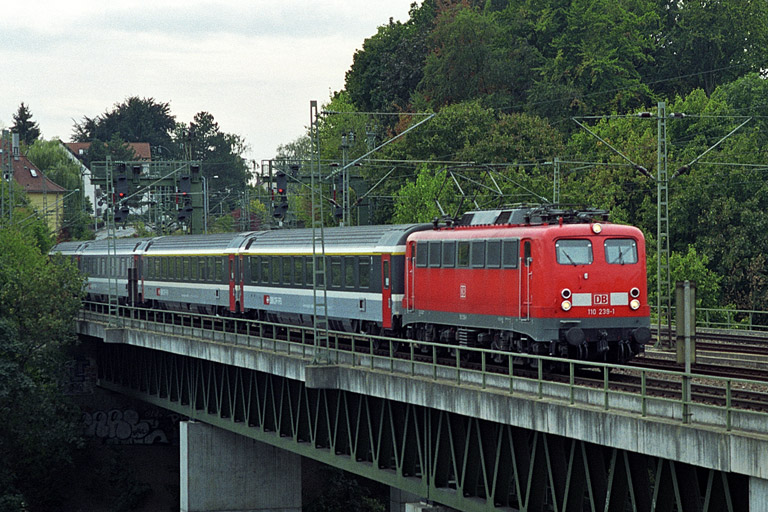 110 239 mit Cisalpino-Ersatzzug bei km 14,6 (September 2003)