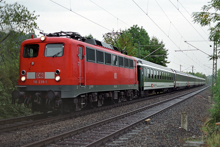 110 239 mit Cisalpino-Ersatzzug bei km 12,8 (September 2003)
